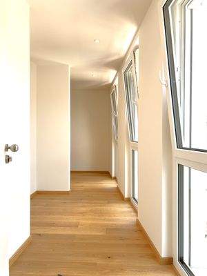 Heller Eingangsbereich mit Gaderobennische