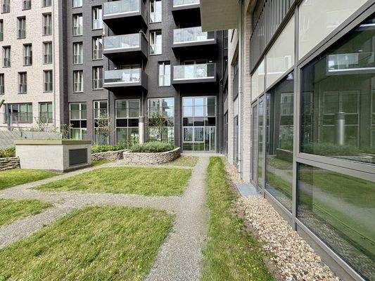 Grünfläche im Hinterhofe