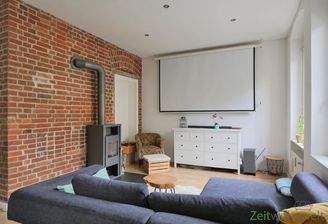 Blick zu Kamin und Leinwand