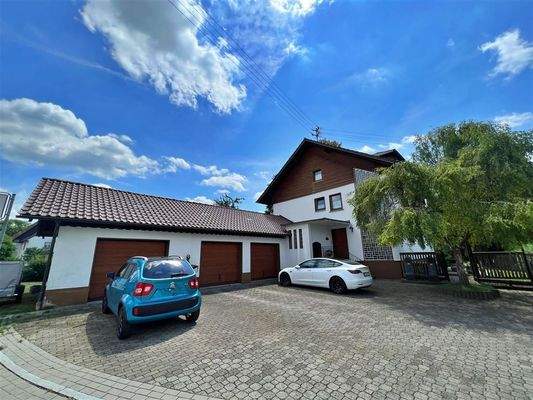 Ansicht mit Garagen