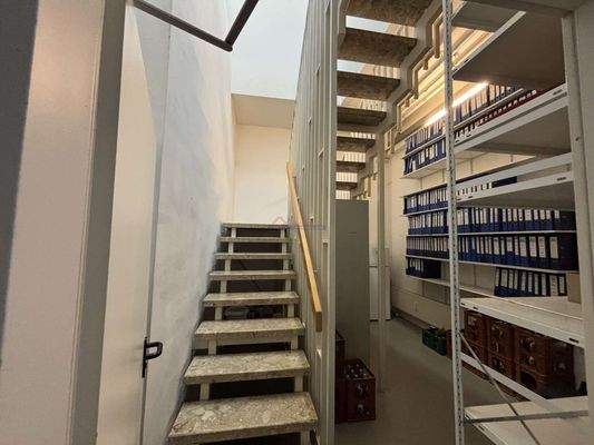 EG Treppenaufgang und Lager