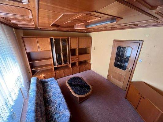 06_Wohnzimmer.jpg – Wohnbereich mit Holzdecke