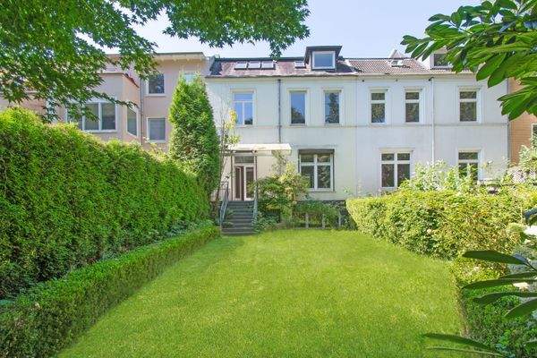 Wunderschöner, privater und eingefriedeter Garten mit großer Terrasse