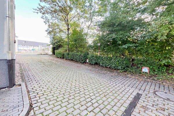 Hofeinfahrt Stellplätze