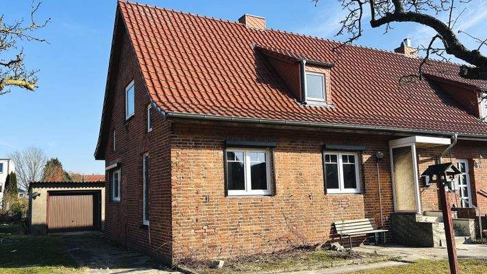 straßenseitige Gebäudeansicht