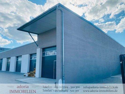 Hallenkomplex mit Windfang