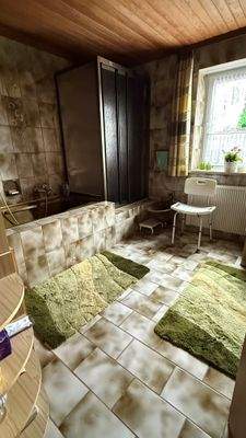 Bad mit Wanne und Dusche