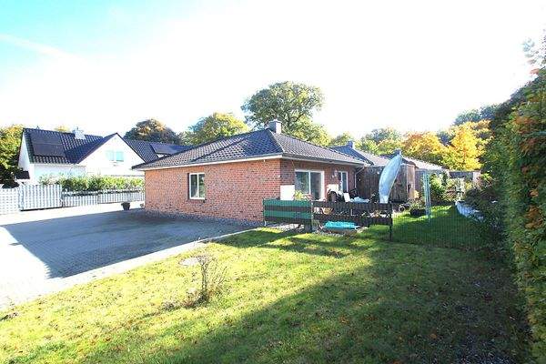 Westseite des Hauses mit der sonnigen Terrasse