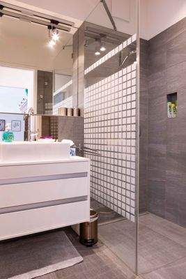 Duschbereich im Gäste-Bad