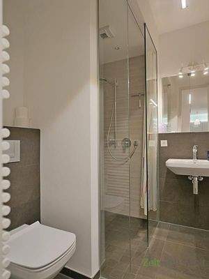 WC und bodentiefe Dusche