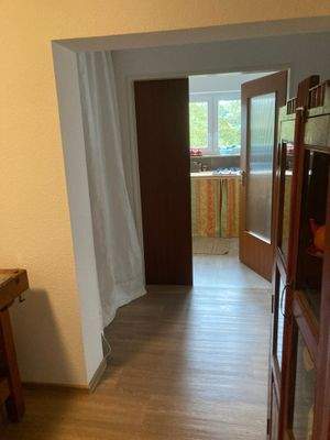 ... von der Ess-Diele ein Blick zur Küche ...