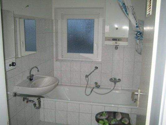 Bad mit Wanne und Fenster