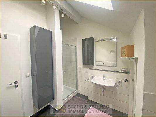 Bad m. Wanne, Dusche und Fenster im DG