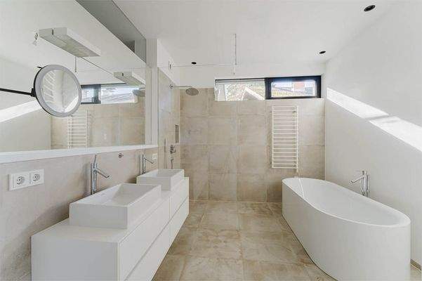 Das hochwertige Tageslicht-Badezimmer mit Badewanne 