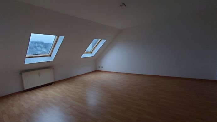 1-Raum Wohnung Dachgeschoss am Brühl + Geschenkt 360€