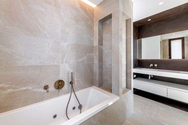 Master Badezimmer en Suite mit Badewanne