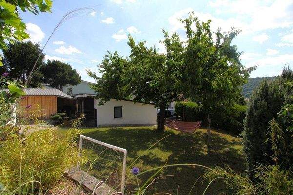 Blick hinunter in den Garten..