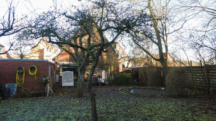 Garten mit Teich rechts