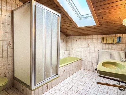 Bad mit Wanne und Dusche