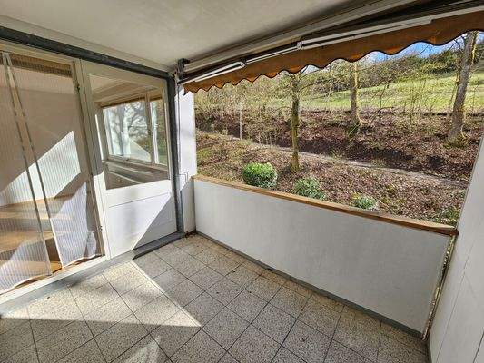 überdachter großer Balkon mit Blick ins Grüne