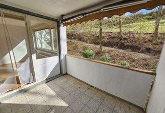 überdachter großer Balkon mit Blick ins Grüne