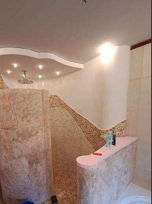 Bad mit Dusche und Badewanne