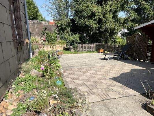 große Sonnenterrasse mit Gartenhaus 