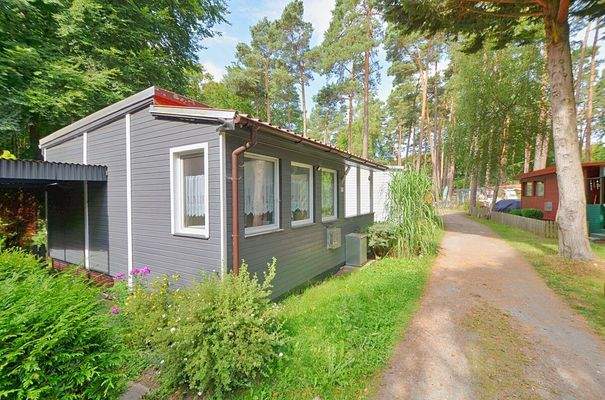 Hausansicht mit Zufahrt