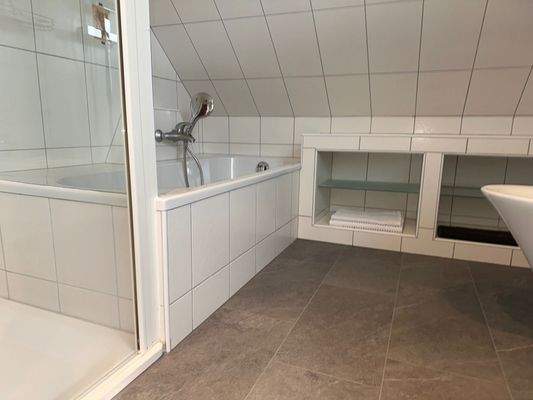 Badewanne mit Flachdusche