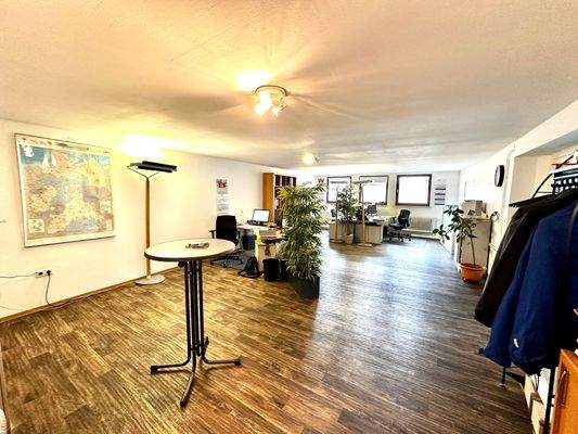 Büro mit optionaler Möbelübernahme