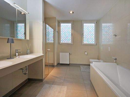 Luxuriöse Wellness-Oase im Masterbad mit Badewanne und Duschnische