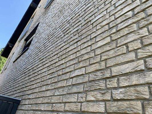 59) Detailfoto der Seitenfassade.