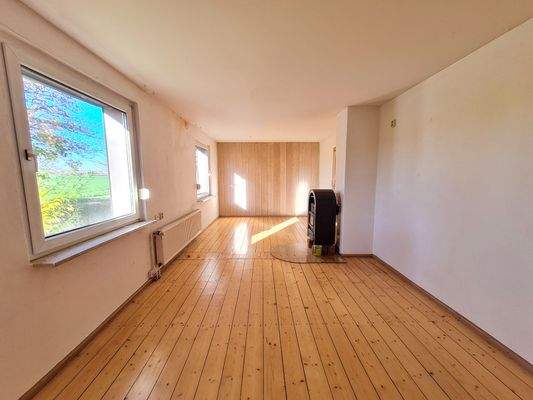 großes helles Wohnzimmer