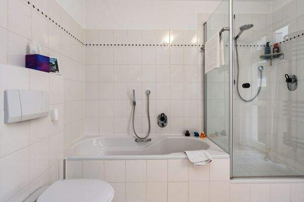 ... mit Badewanne und Dusche