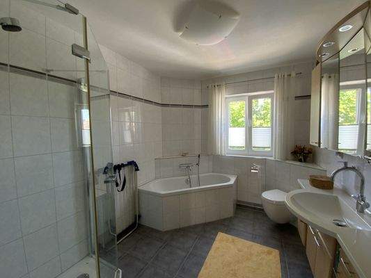 Bad mit Eckwanne und…