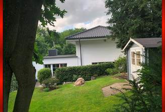 Ansicht_mit_Gartenhaus-Sommer