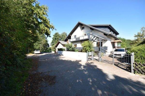 Ruhige Sackgasse am Feldrand