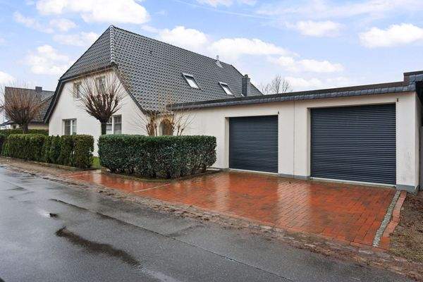 Zwei separate Pkw-Garagen.