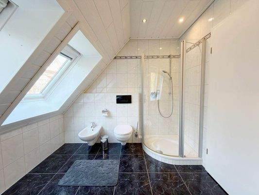 Großzügiges Badezimmer 1.OG