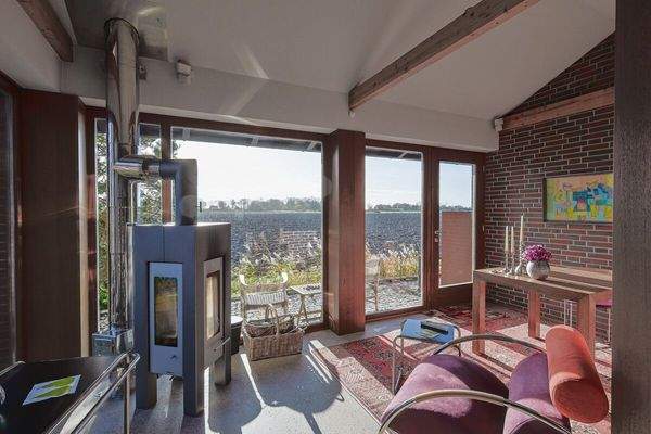 Die Veranda/ Ruheraum mit Kamin und unverbautem Blick