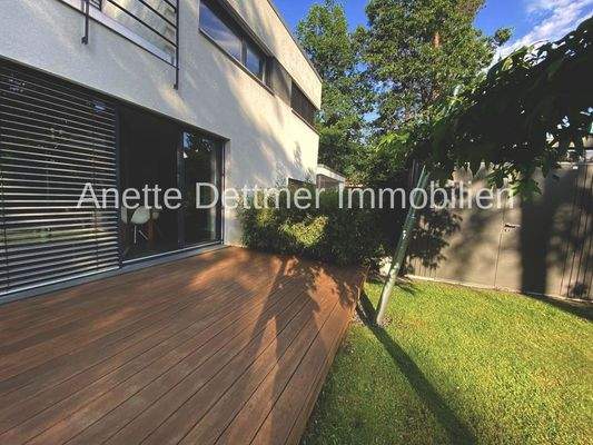 22.1 Terrasse (neu) mit Gartenhaus