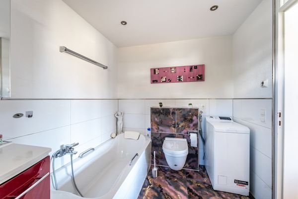 Badezimmer mit Wanne 
