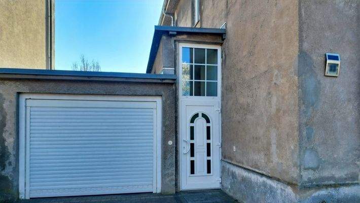 Eingang und vordere Garage