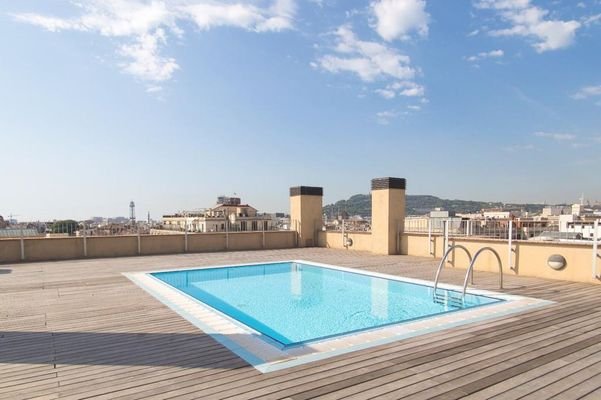 Pool mit Blick über die Stadt