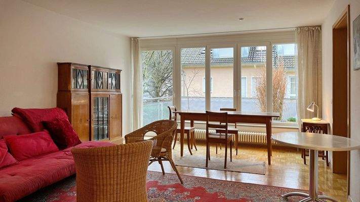 Lichtdurchfluteter Wohn- und Essbereich mit direktem Zugang zum Balkon