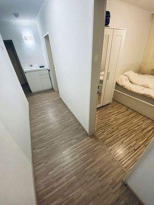 Flur mit Blick in ein Zimmer