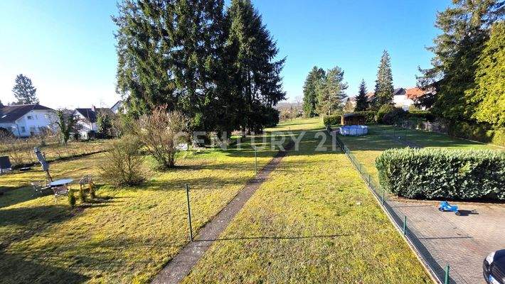 Blick in den weitläufigen und ebenen Garten