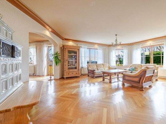 Wohnzimmer mit Kachelofen