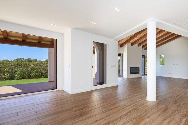 Wohnbereich mit schönen Holzbalken und Zugang zum Garten