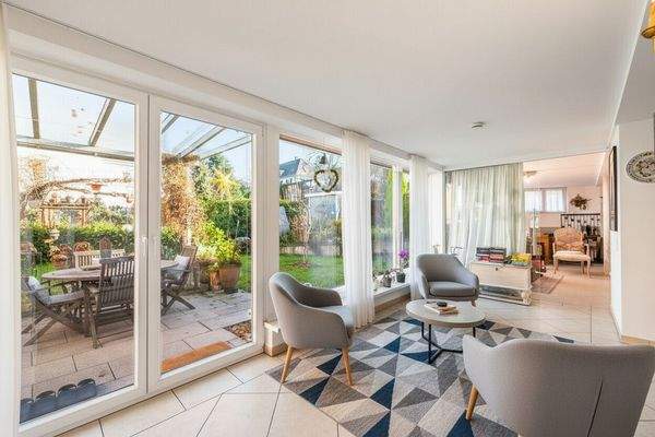 Wohnbereich mit Zugang zur großen überdachten Terrasse